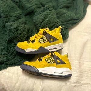 Lighting Jordan 4s